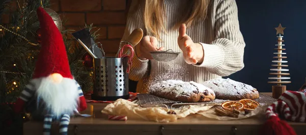 Рождественский Фон Женщина Вытирает Кристхоллен Сахарной Пудрой Стол Полный Кухонной — стоковое фото