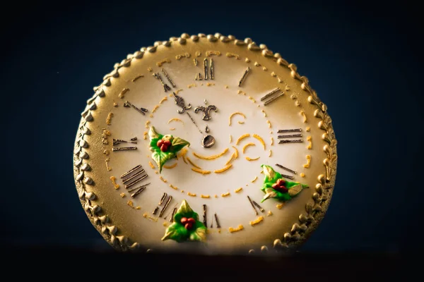 Χριστουγεννιάτικο Μπισκότο Μελόψωμο Σχήμα Ρολογιού Εποχής Χρυσό Κερασάκι Στο Σκούρο — Φωτογραφία Αρχείου