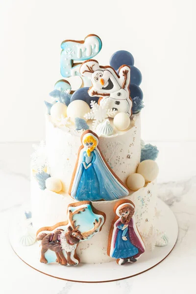 キエフ ウクライナ 2021年9月12日 妹アンナとディズニーキャラクターエルザ 誕生日ケーキの上に彼女の友人オラフ雪だるまとトナカイスヴェンクッキー 冷凍漫画のキャラクター — ストック写真