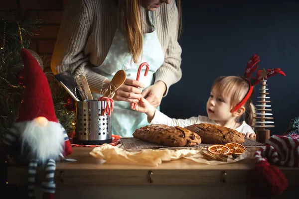 Noel Arkaplanı Masa Mutfak Gereçleri Noel Süslemeleri Ile Dolu Yapımı — Stok fotoğraf