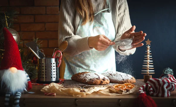 Noel Arkaplanı Christstollen Pudra Şekeriyle Tozunu Alan Kadın Masa Mutfak — Stok fotoğraf
