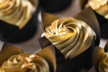 Birhtday kek seti beyaz hediye kutusunda krem şanti üstü altın serpilmiş