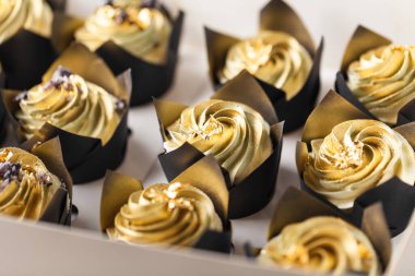 Birhtday kek seti beyaz hediye kutusunda krem şanti üstü altın serpilmiş