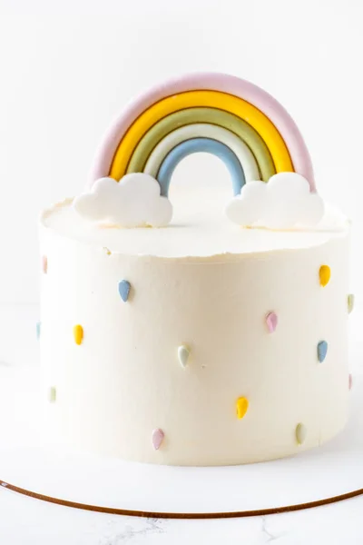 Verjaardagstaart Met Witte Roomkaas Glazuur Versierd Met Kleurrijke Mastiek Regenboog — Stockfoto