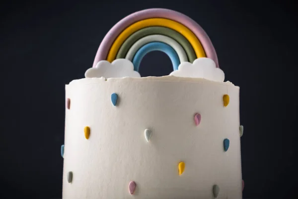 День Народження Торт Білим Вершковим Сиром Глазурований Барвистою Мастичною Веселкою — стокове фото