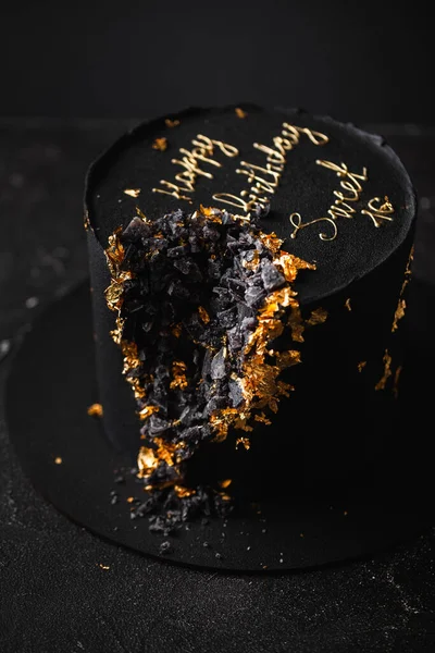 Zwarte Luxe Mousse Cake Bedekt Met Fluwelen Coating Versierd Met — Stockfoto