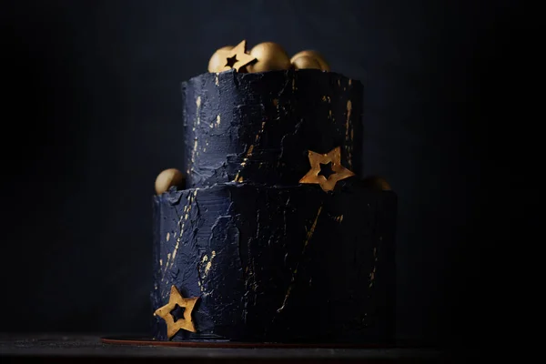 Чорний Пляшковий Торт Темно Чорному Тлі Золотими Зірками Прикрасою Сфер — стокове фото