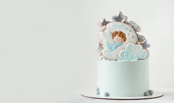Ciasto Chrzcielne Niebieskim Lukrem Serowym Ozdobione Piernikowymi Ciasteczkami Białym Tle — Zdjęcie stockowe
