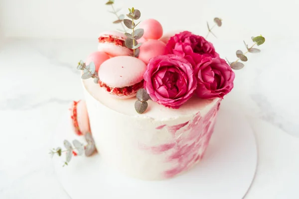 Belo Bolo Aniversário Com Cobertura Queijo Creme Rosa Decorado Com — Fotografia de Stock