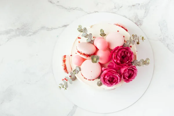 Beautiful Birthday Cake Pink Cream Cheese Frosting Decorated Macaroons Roses — Stock Photo, Image