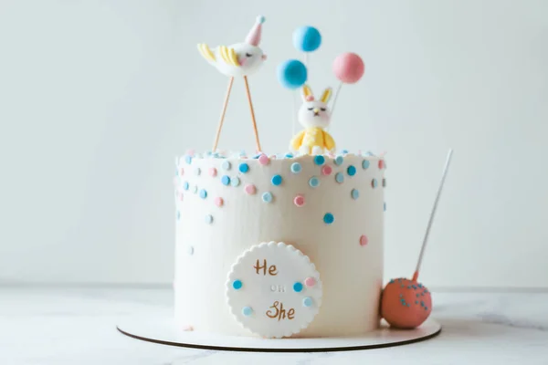 Babyduschparty Kuchen Mit Weißem Frischkäse Zuckerguss Erraten Sie Das Geschlecht — Stockfoto