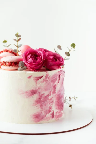 Прекрасный Праздничный Торт Глазурью Розового Сливочного Сыра Украшенный Макаронами Розами — стоковое фото