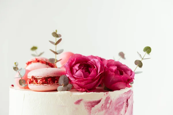 Krásný Narozeninový Dort Polevou Růžového Smetanového Sýra Zdobený Makaróny Růžemi — Stock fotografie
