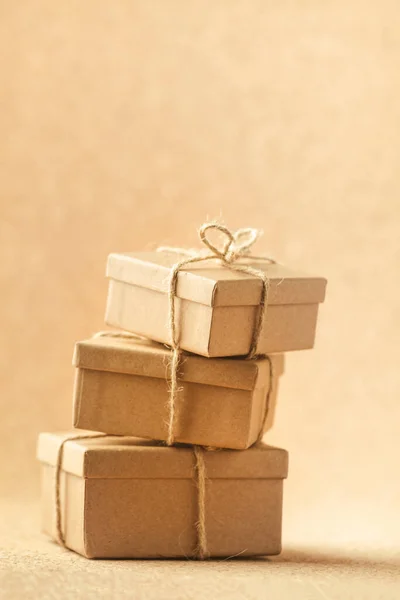 Χαρτονένια Κουτιά Δώρου Δεμένα Σπάγκο Στο Ζεστό Καφέ Φόντο Ανακυκλώσιμη — Φωτογραφία Αρχείου