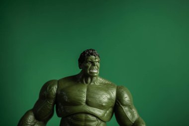 KYIV, UKRAINE - 03 Ağustos: Marvel Süper Kahraman Oyuncak başyazısı yeşil arka planda fotokopi alanı ile birlikte. Hulk kocaman ve kızgın. Eylemdeki İntikamcı yumruklarını sık