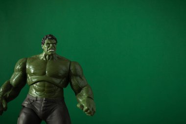 KYIV, UKRAINE - 03 Ağustos: Marvel Süper Kahraman Oyuncak başyazısı yeşil arka planda fotokopi alanı ile birlikte. Hulk kocaman ve kızgın. Eylemdeki İntikamcı yumruklarını sık