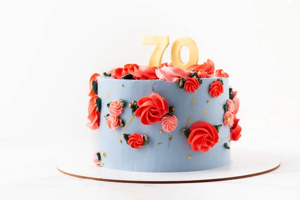 Geburtstagstorte Mit Blauem Frischkäse Zuckerguss Dekoriert Mit Roten Blumen Auf — Stockfoto