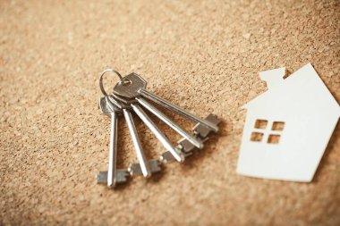 Yeni bir apartmanın ya da mantar panosundaki evin kapı anahtarlarının makro görüntüsü. Emlak piyasası geçmişi