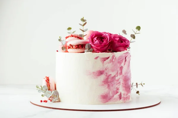 Beautiful Birthday Cake Pink Cream Cheese Frosting Decorated Macaroons Roses — Stock Photo, Image