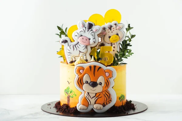 Születésnapi Szafari Torta Sárga Krémsajt Cukormázzal Mézeskalács Sütivel Afrika Torta — Stock Fotó