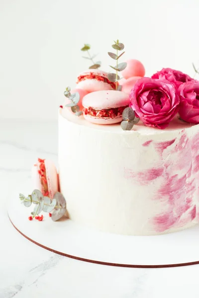 Indah Ulang Tahun Kue Dengan Krim Merah Muda Keju Frosting — Stok Foto