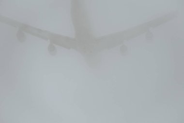 Boeing 747 uçak gökyüzünde doğdu. Dört motorlu uçak havalandı ve bulutlarda kayboldu. Bulutlu gökyüzünde uçak silueti