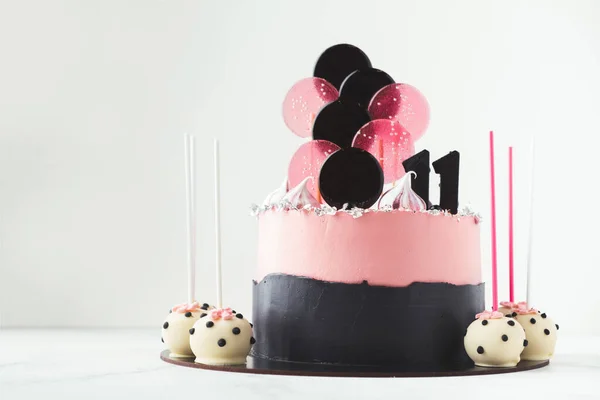 Bolo Aniversário Com Cobertura Queijo Creme Rosa Pirulitos Cima Bolo — Fotografia de Stock