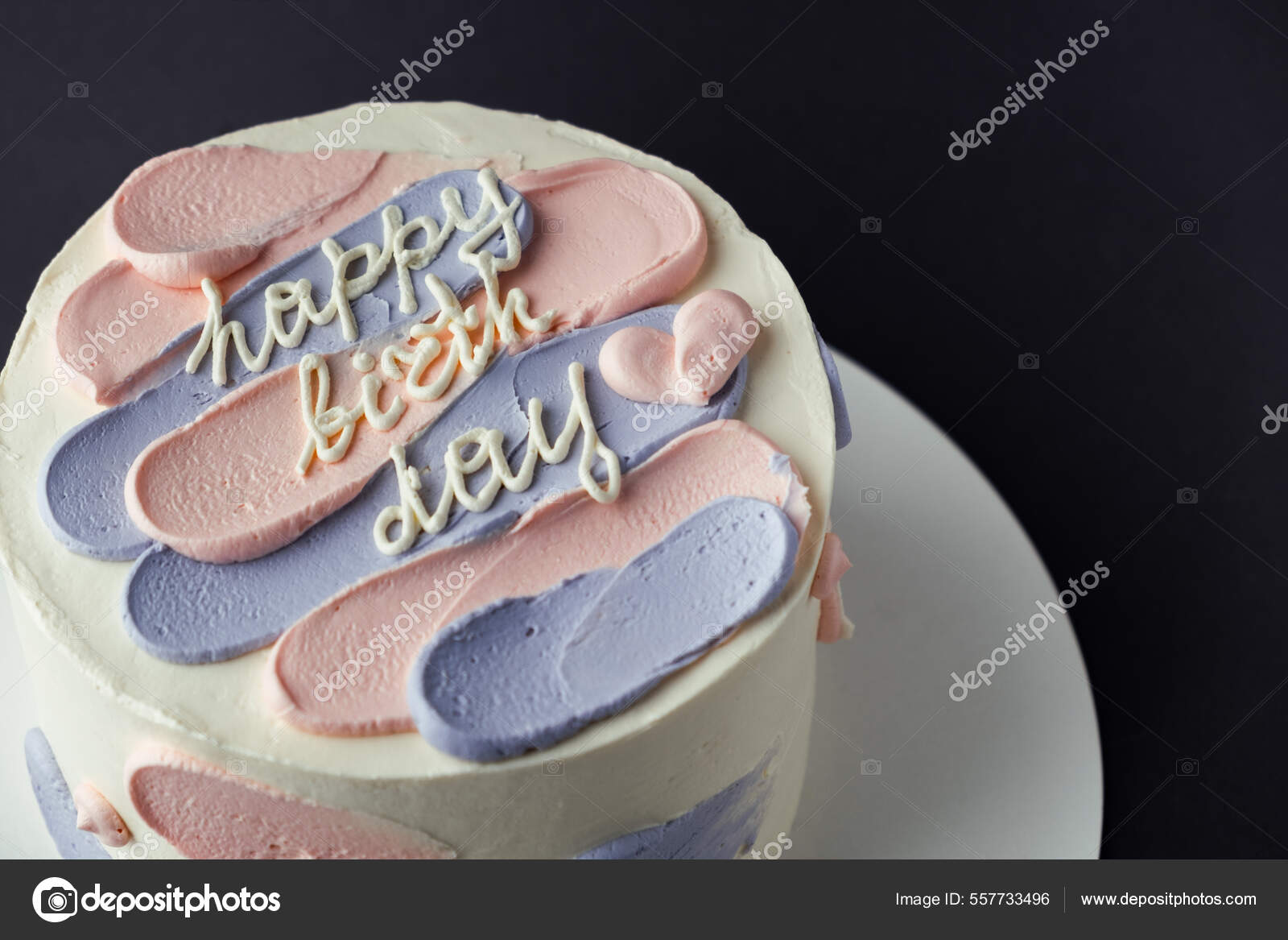 Bolo de aniversário de veludo vermelho lindo decorado com rosas