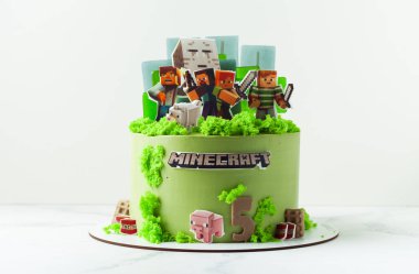 Kyiv, Ukrayna - Haziran 09, 2021: Beyaz arka planda bir Minecraft oyunu hayranı için doğum günü pastası. Yenilebilir yeşil çimlerle süslenmiş bir av köpeği için kek.