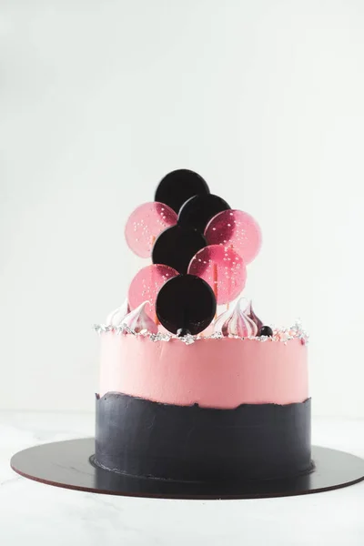 Verjaardagstaart Met Roze Roomkaas Glazuur Lolly Bovenop Cake Voor Een — Stockfoto