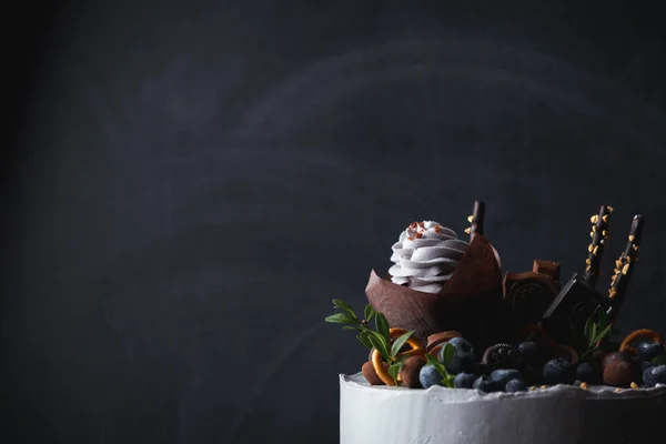 Торт День Народження Фіолетовим Вершковим Сиром Прикрашений Кексом Чорницею Шоколадним — стокове фото