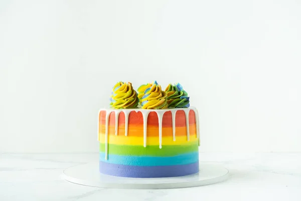Regenbogenkuchen Mit Schlagsahne Auf Weißem Hintergrund Geburtstagstorte Mit Buntem Frischkäse — Stockfoto