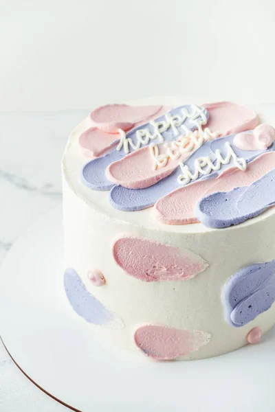 ブルーとピンクのクリームチーズのフリストリングとハッピーバースデーテキストをトッピングしたお弁当ケーキ 白い背景の誕生日ケーキ アジアの小さなケーキのトレンド — ストック写真