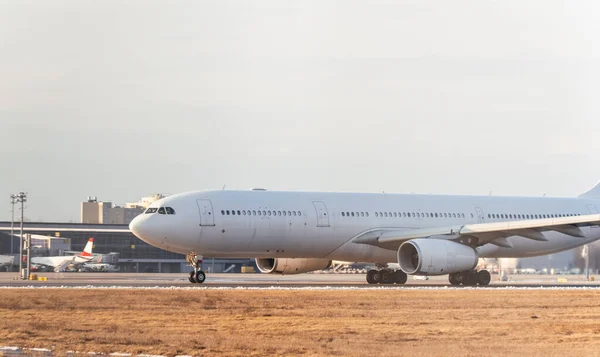 エアバスA330は国際空港から離陸します 滑走路上の航空会社の輸送及びロゴがない貨物白い航空機 — ストック写真