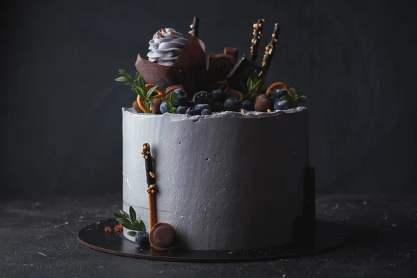 Торт День Народження Фіолетовим Вершковим Сиром Прикрашений Кексом Чорницею Шоколадним — стокове фото