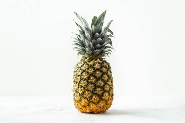 Beyaz arka planda bütün ananas izole edilmiş. Tropik hissi olan yaz arkaplanı