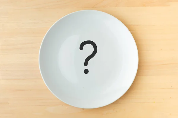 木制桌子上有问号的空白白盘 餐厅菜单的背景 等饭的概念 — 图库照片
