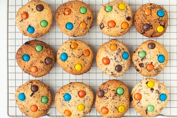 Rövidkenyér Cookie Többszínű Csokoládé Cseppek Fehér Háttér — Stock Fotó
