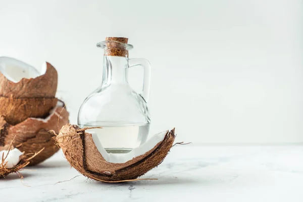 Coco Agrietado Con Aceite Coco Botella Vidrio Sobre Fondo Blanco — Foto de Stock