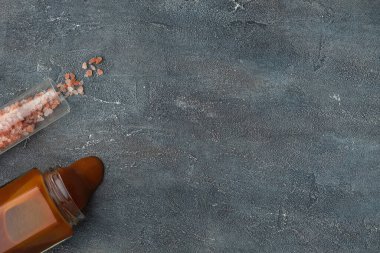 Koyu beton arka planda tuzlu karamel. Düz yatıyordu