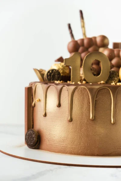 Torta Chocolate Cumpleaños Lujo Con Gotas Decoradas Con Caramelos Cubiertos — Foto de Stock