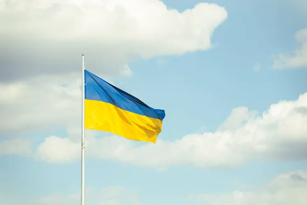 Wielka Żółto Niebieska Ukraińska Flaga Macha Wietrze Jako Symbol Niepodległości — Zdjęcie stockowe