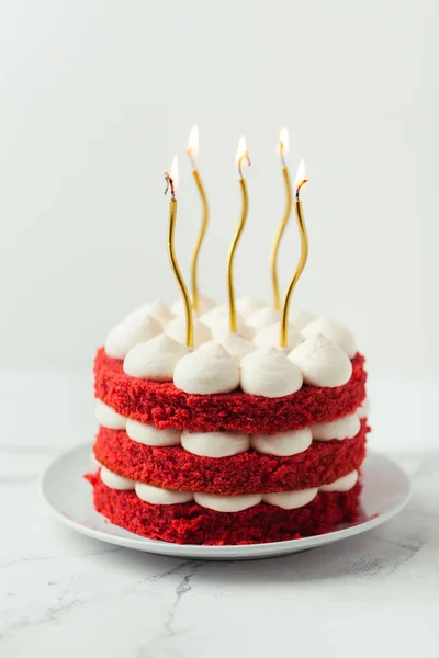 Kırmızı Kadife Sünger Katlı Doğum Günü Pastası Altın Mumlarla Süslenmiş — Stok fotoğraf