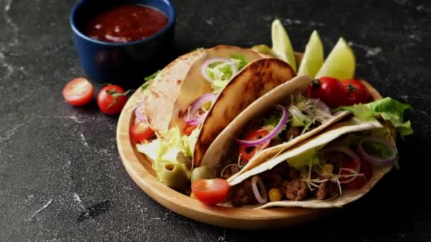 Vepřové Carnitas Pouliční Tacos Žlutých Kukuřičných Tortilách Zeleninou Limetkou Tradiční — Stock video