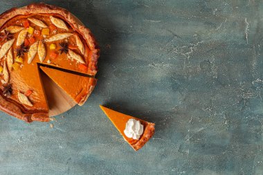 Koyu beton arka planda balkabağı turtası manzarası. Ev yapımı tart keki