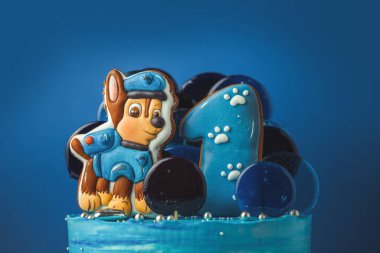 Kyiv, Ukrayna - Haziran 04: Paw Patrol çizgi dizisinin küçük bir hayranı için mavi doğum günü pastası.