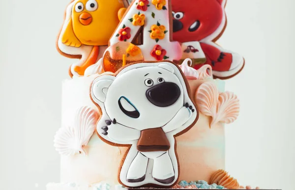 우크라이나 키예프 아이가 생강빵 쿠키로 케이크 캐릭터들은 애니메이션 영화를 가지고 — 스톡 사진