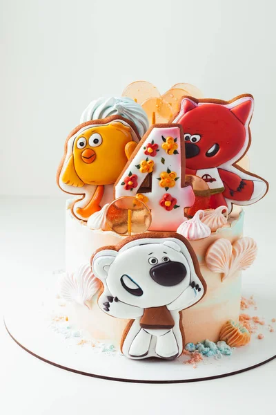 우크라이나 키예프 아이가 생강빵 쿠키로 케이크 캐릭터들은 애니메이션 영화를 가지고 — 스톡 사진
