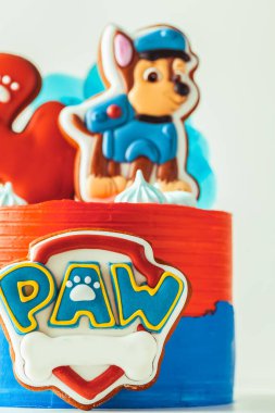 Kyiv, Ukrayna - 17 Ocak: Kırmızı ve mavi doğum günü pastası Paw Patrol animasyon televizyon dizisinin yavru köpek Chase şeklinde zencefilli kurabiyelerle süslenmiş küçük bir hayranına