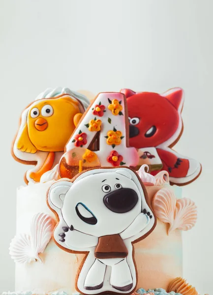 乌克兰基辅 1月23日 一个小孩的生日蛋糕 上面装饰着熊形姜饼 成为熊的动画片人物 — 图库照片
